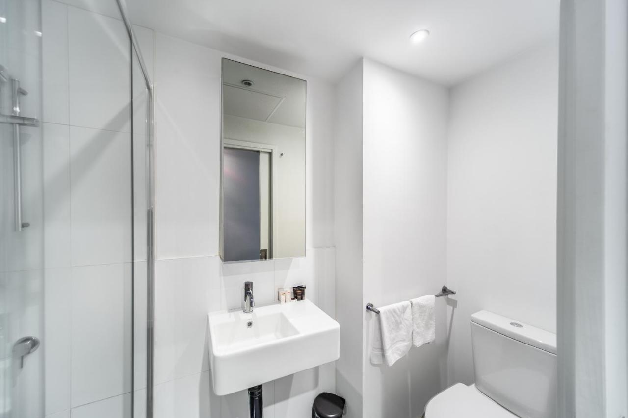 Aura2107, 2 Bedroom Apartment With Balcony, Stunning Yarra River And City Views เมลเบิร์น ภายนอก รูปภาพ
