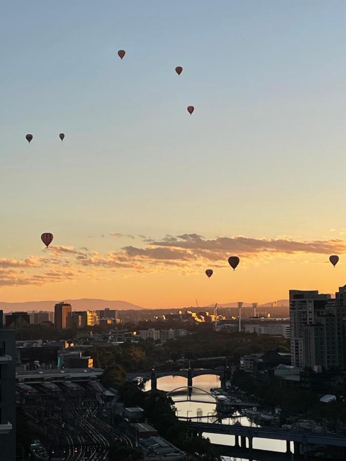 Aura2107, 2 Bedroom Apartment With Balcony, Stunning Yarra River And City Views เมลเบิร์น ภายนอก รูปภาพ