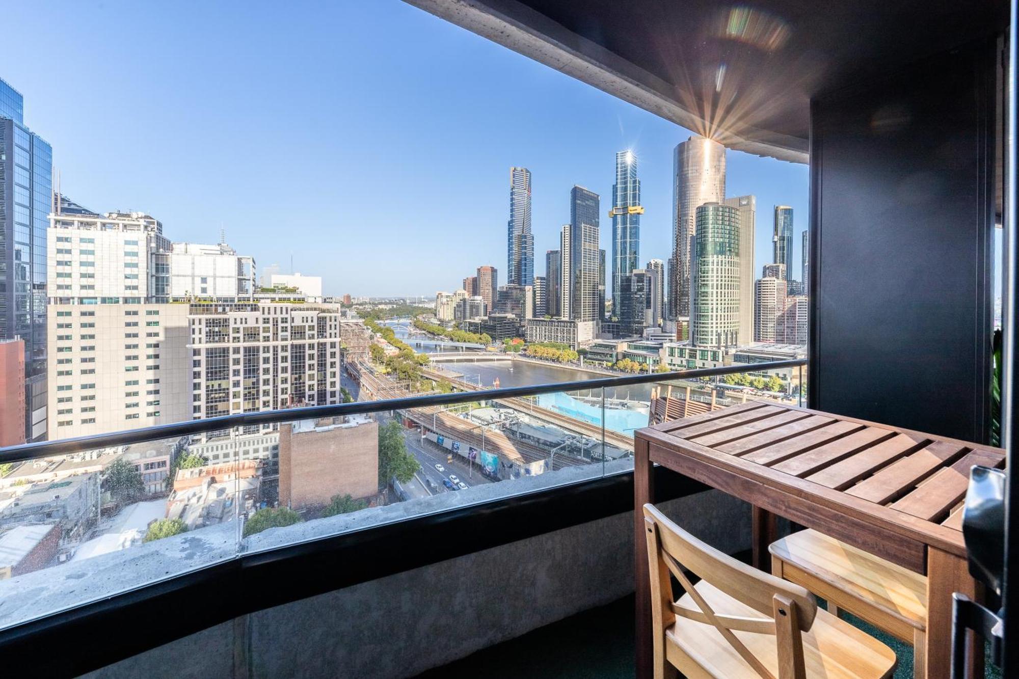 Aura2107, 2 Bedroom Apartment With Balcony, Stunning Yarra River And City Views เมลเบิร์น ภายนอก รูปภาพ